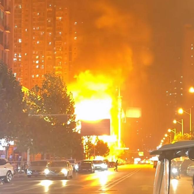 第一系列突发两起爆炸事故现场火光冲天房屋崩塌后续细节披露原因曝光